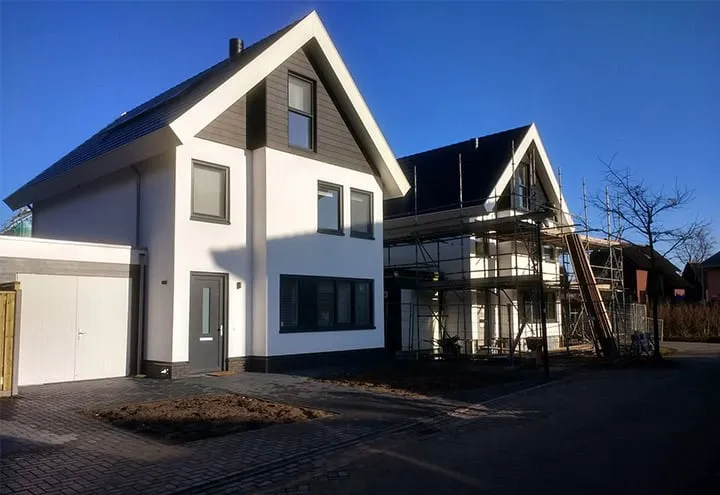 Zwart met wit driehoek-vormig gebouw