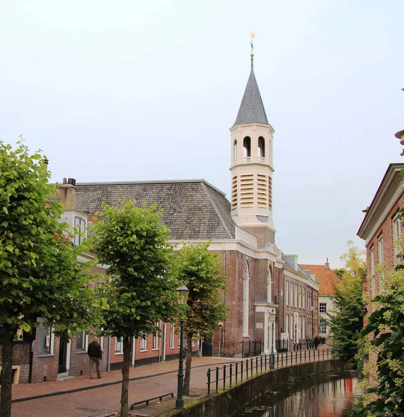 De Elleboogkerk met toren naast de gracht