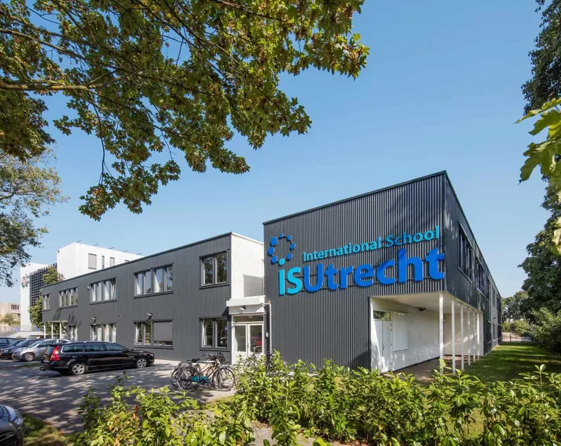 Voorkant van de zwarte Internationale school in Utrecht met het blauwe logo.