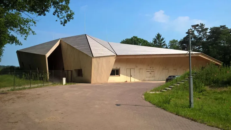De voorkant van houten gebouw met schuine vormen