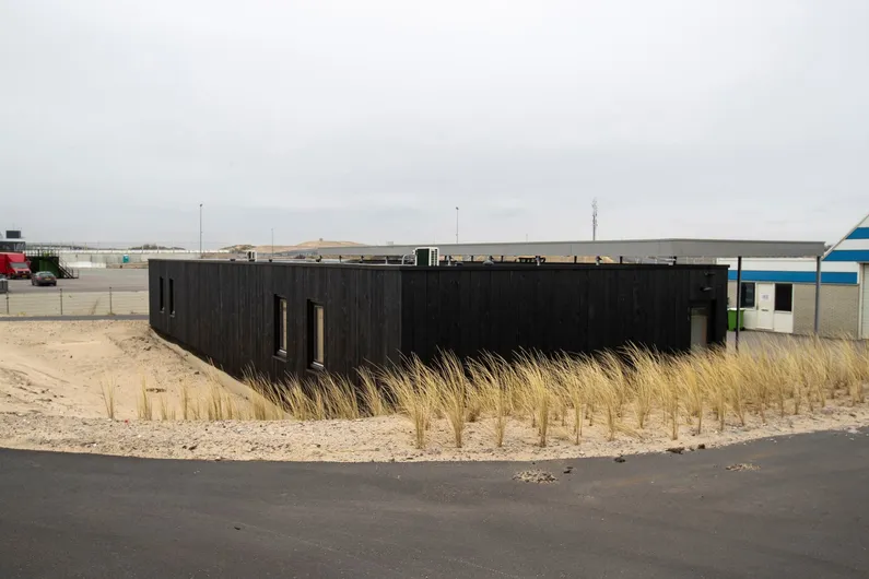 Het Medisch Centrum op circuit Zandvoort tussen de duinen