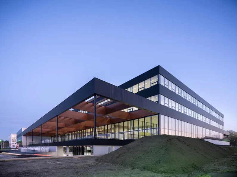 Glazen gebouw met houten elementen in schemering