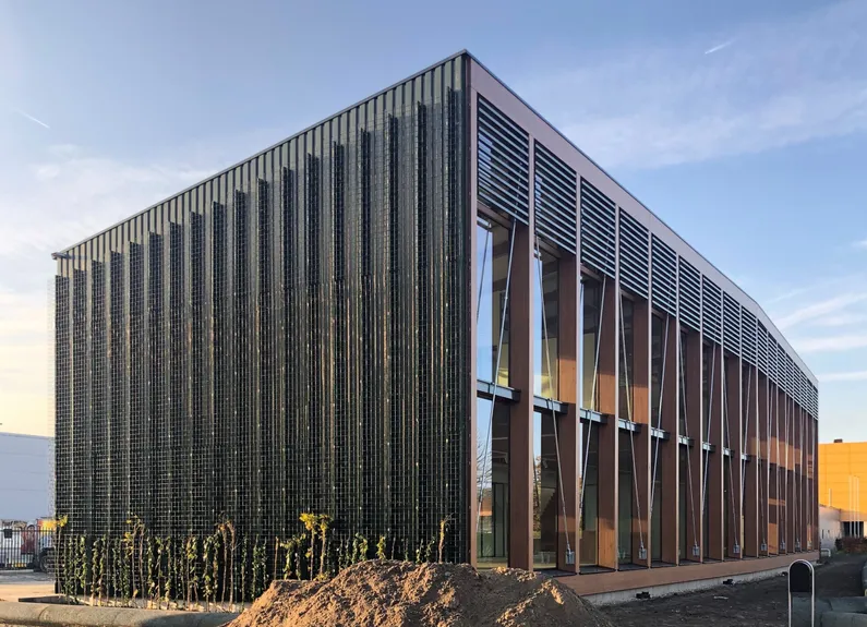 Glazen vierkant gebouw met houten balken
