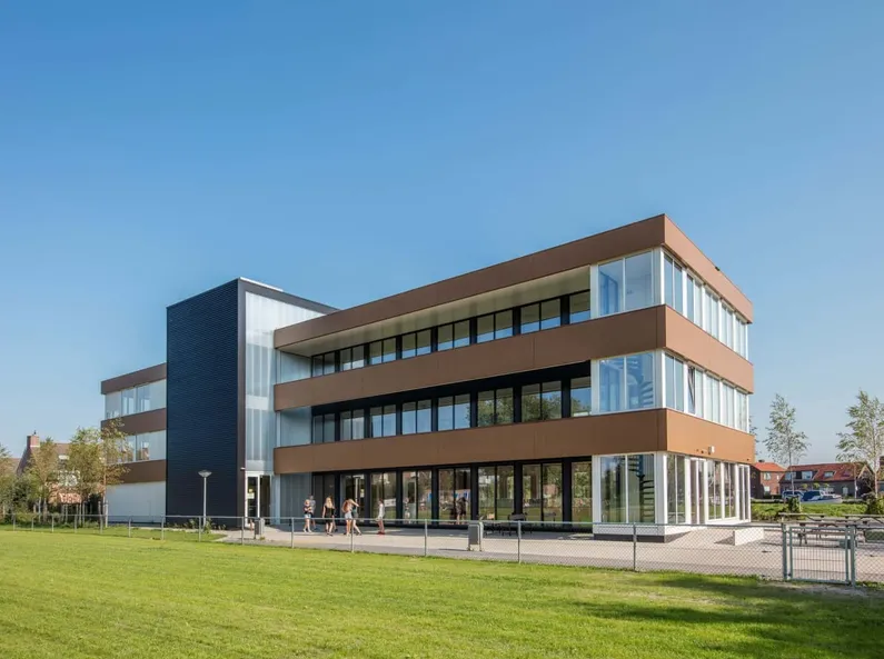 Het Paviljoen Fiorettie College in Lisse van veraf met grasveld ervoor