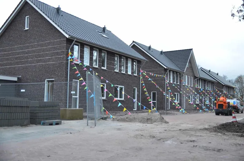 Zwarte huizen met vlaggetjes