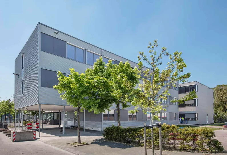 Stadkantoor gemeente Utrecht met een plein en bomen