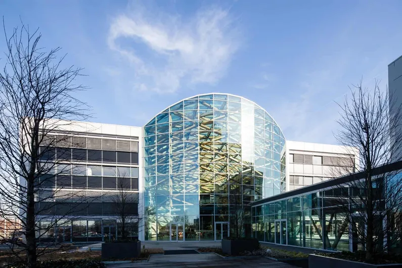 Glazen gebouw met een koepel aan de voorkant met houten balken