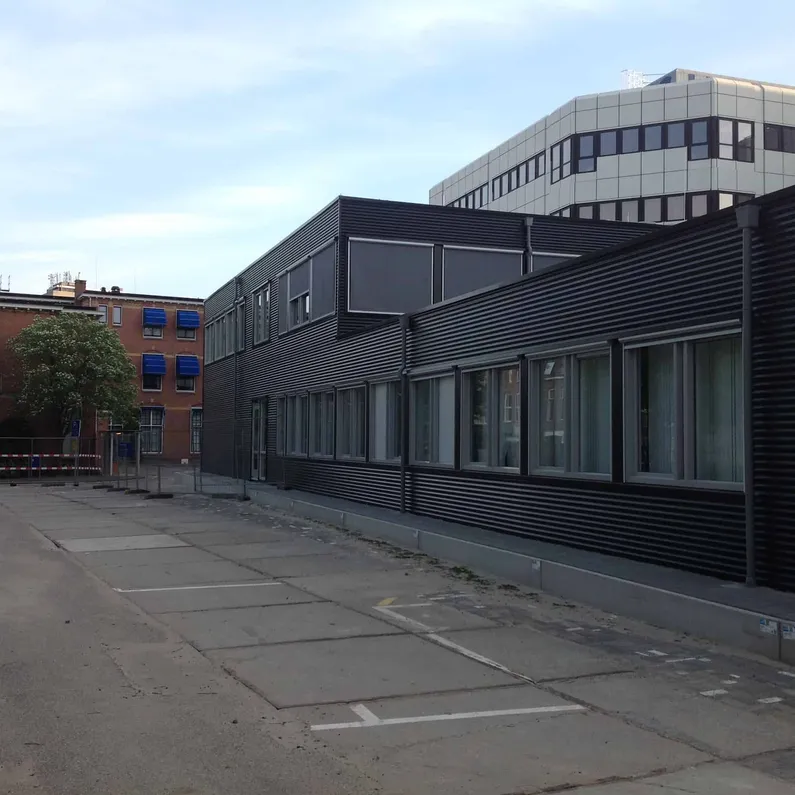 Het zwarte gebouw van de tijdelijke poli van het UMCG