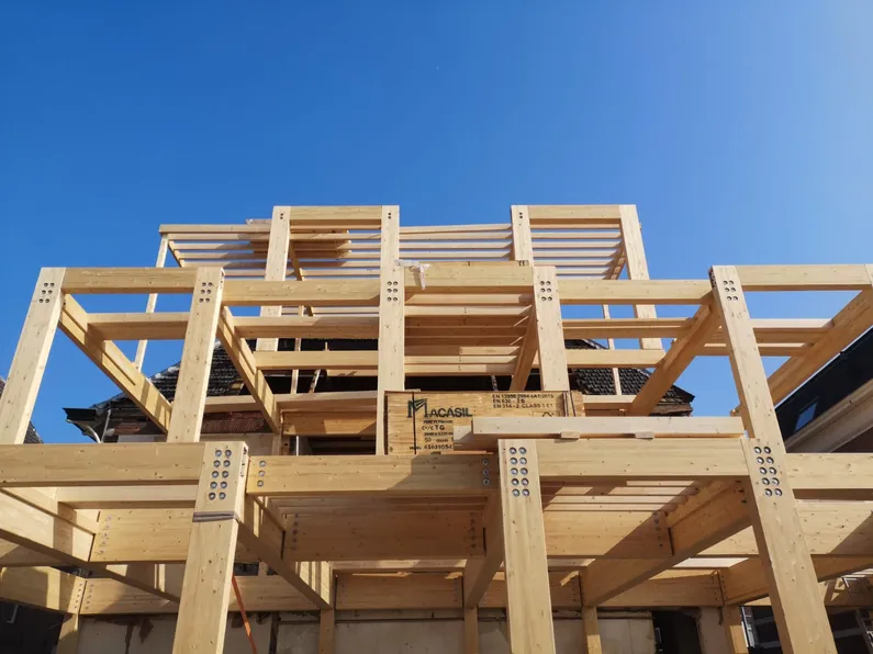 Constructie van hout aan een huis vast aan de voorkant