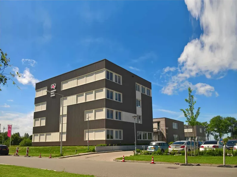 Het grijze met witte kantoor van Centrum Veilig Wonen