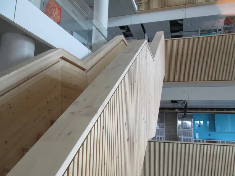 houten trap in wit gebouw